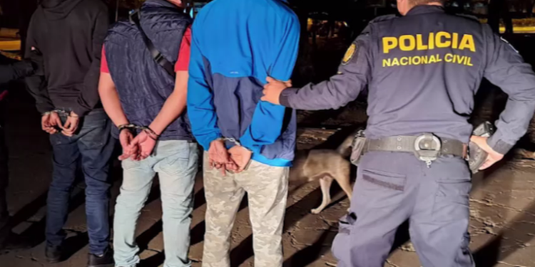 Capturan a 5 colombianos en operativo contra red de préstamos y extorsiones en Guatemala
