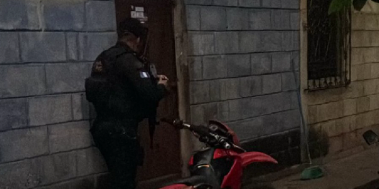 Capturan a 9 policías acusados de falsificar suspensiones del IGSS