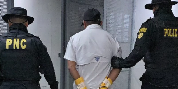 Capturan a conductor acusado de disparar contra pasajeros en zona 18