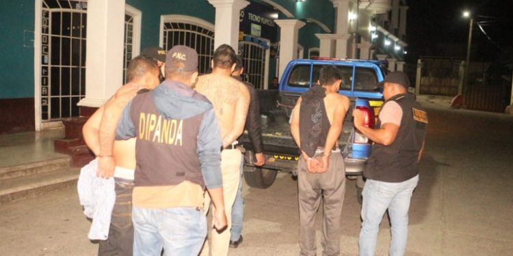 Capturan a coyotes guatemaltecos que movilizaban a mareros salvadoreños