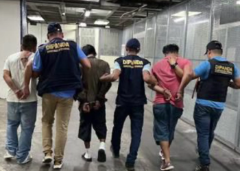 Capturan a dos presuntos extorsionistas en mercado de la zona 6