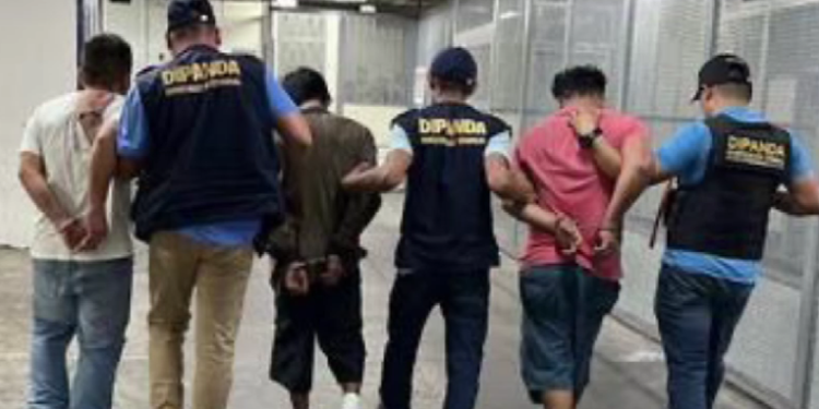 Capturan a dos presuntos extorsionistas en mercado de la zona 6