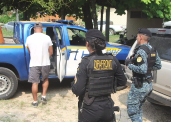 Capturan a dos supuestos coyotes cuando transportaban a 14 migrantes en Petén