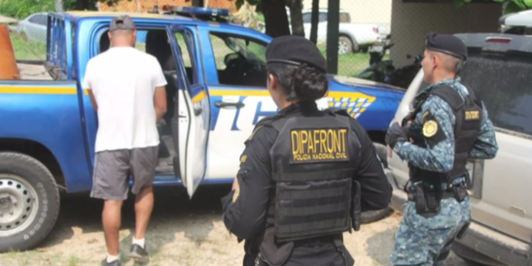 Capturan a dos supuestos coyotes cuando transportaban a 14 migrantes en Petén