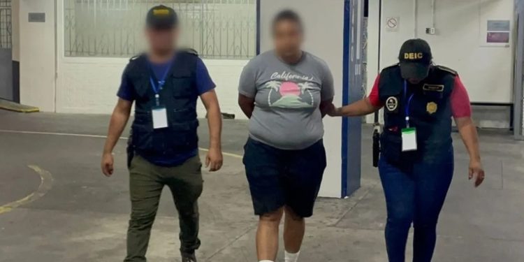 Capturan a presunta sicaria del Barrio 18 tras 16 horas de vigilancia en zona 18
