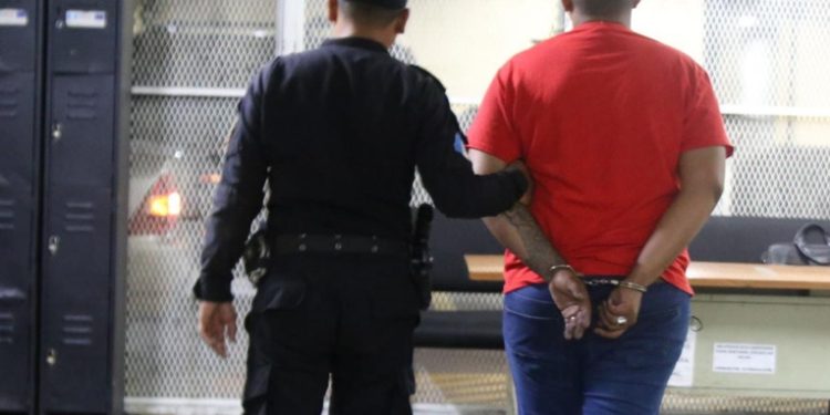 Capturan a salvadoreño con varios antecedentes de robo en zona 6