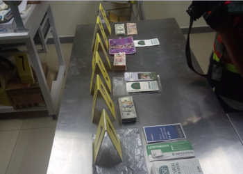 Capturan a una mujer en el Aeropuerto la Aurora por llevar más de 16 mil dólares
