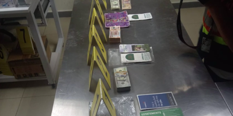 Capturan a una mujer en el Aeropuerto la Aurora por llevar más de 16 mil dólares