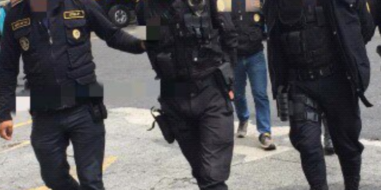 Capturan agentes de PNC acusados de abuso de autoridad en arresto de periodista