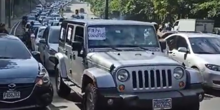 Caravana de conductores en Zona 15 exige renuncia de funcionarios