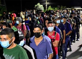 Caravana de migrantes ingresa a territorio guatemalteco