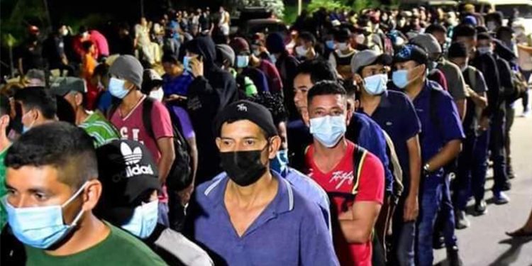 Caravana de migrantes ingresa a territorio guatemalteco