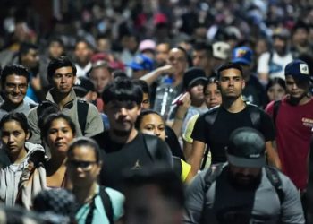 Caravana de migrantes parte de México hacia EE. UU.