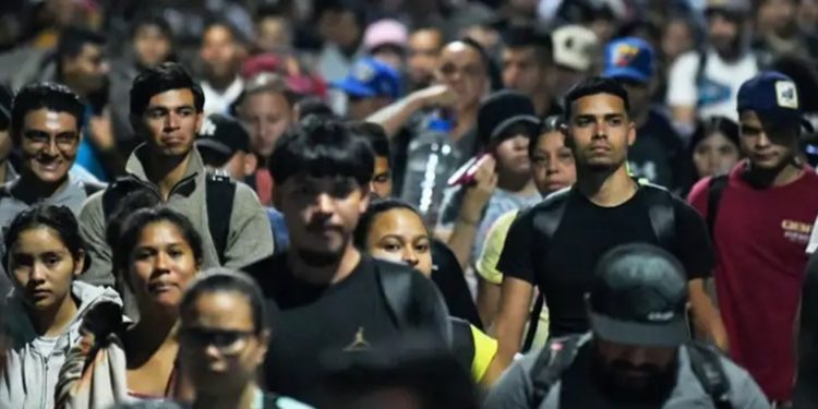 Caravana de migrantes parte de México hacia EE. UU.