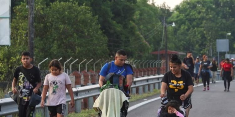 Caravana de migrantes que partió del norte de Honduras se disuelve nada más cruzar a Guatemala