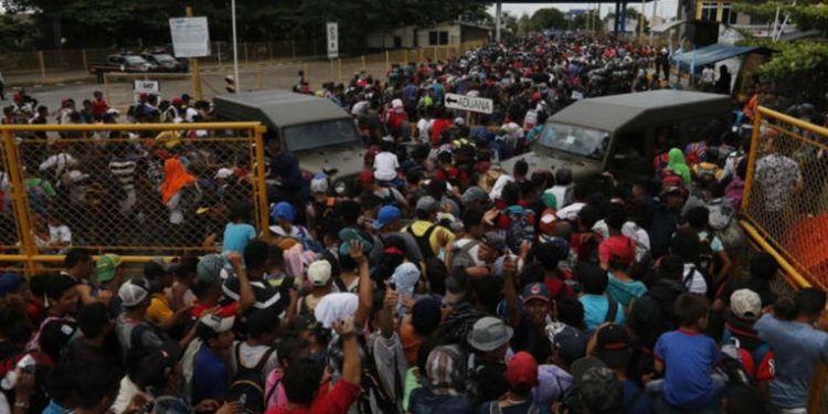 Caravana migrante más grande del año encuentra obstáculos en frontera orte de México