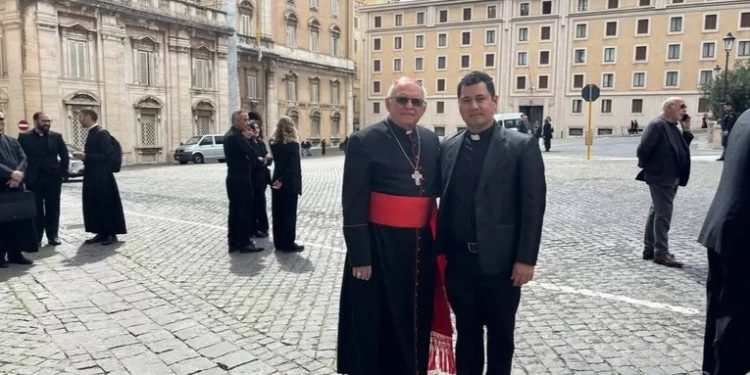 Cardenal Álvaro Ramazzini asiste a funerales del papa Francisco en el Vaticano