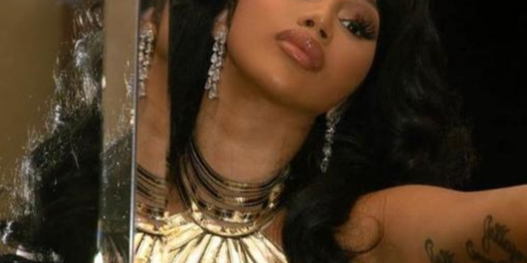 Cardi B Vestida de Cleopatra.