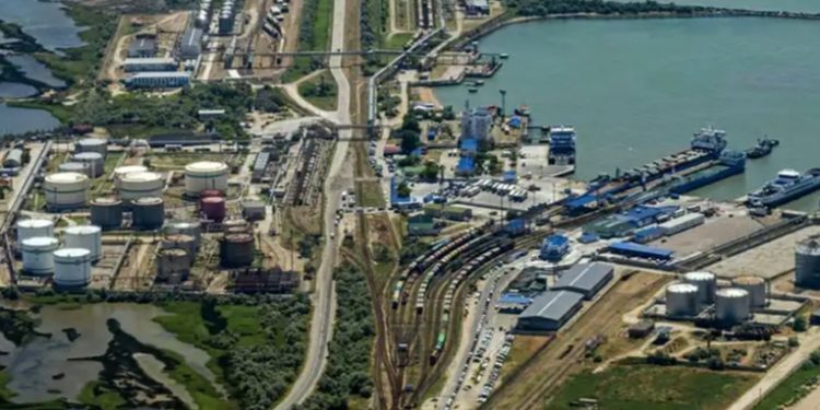 Carguero atacado por Ucrania se hunde en el sur de Rusia