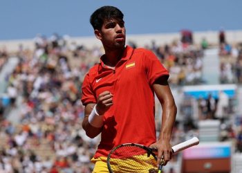 Carlos Alcaraz no concede ni un error ante Safiullin y mira de frente ya a las medallas de París 2024