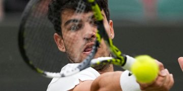 Carlos Alcaraz remonta a Tommy Paul y jugará en semifinales de Wimbledon contra Medvedev