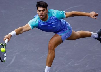 Carlos Alcaraz se estrena con victoria en el Masters 1000 de París y espera rival en octavos de final