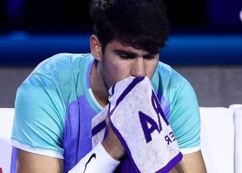 Carlos Alcaraz se retira del entrenamiento en las Finales ATP por problemas respiratorios