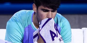 Carlos Alcaraz se retira del entrenamiento en las Finales ATP por problemas respiratorios