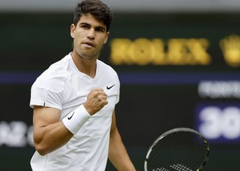 Carlos Alcaraz supera un trabajado debut en Wimbledon contra el estonio Mark Lajal