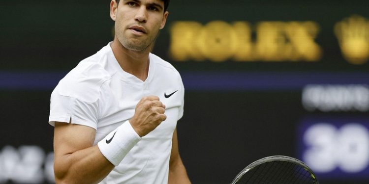 Carlos Alcaraz supera un trabajado debut en Wimbledon contra el estonio Mark Lajal