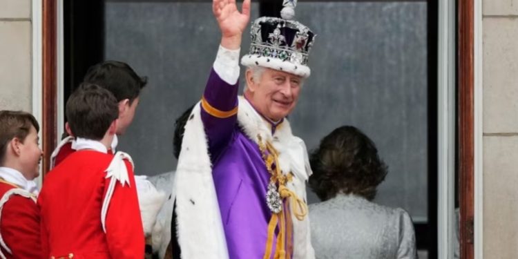 Carlos III coronado rey de Inglaterra en histórica ceremonia en Westminster