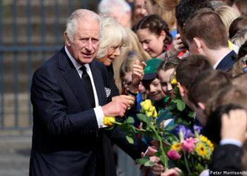 Carlos III hace su primera visita a Irlanda del Norte como rey