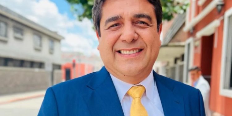 Carlos Pineda anuncia creación del comité pro formación del Partido Servir para elecciones futuras