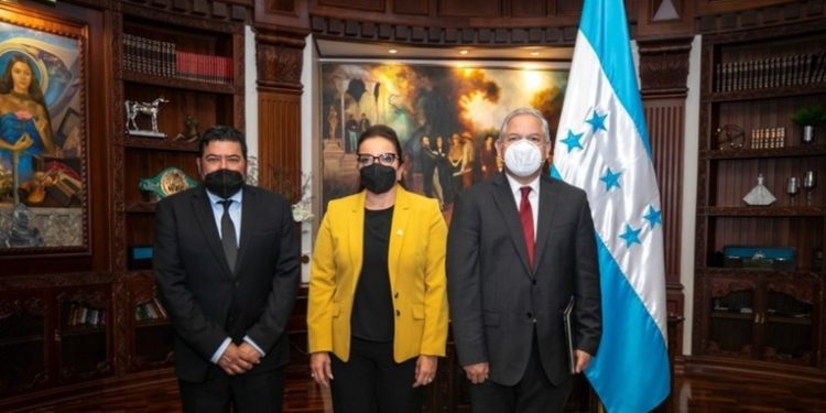 Carlos Quesada presenta sus credenciales como nuevo embajador de Honduras ante la OEA