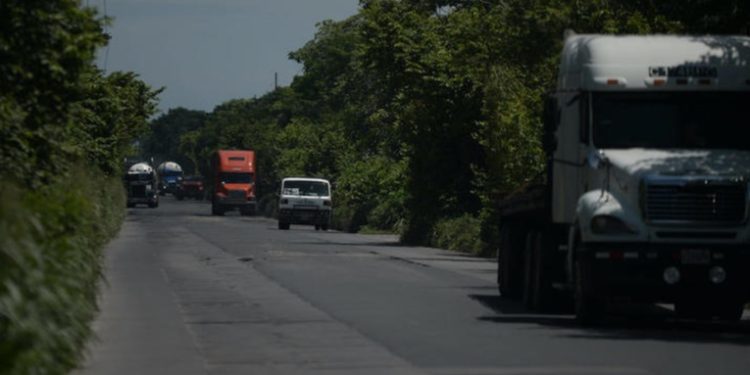Carretera antigua al Puerto San José operará en un solo sentido y con horarios especiales tras socavón en autopista