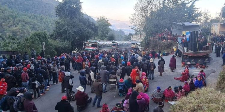 Carreteras continúan paralizadas por bloqueos de 48 Cantones de Totonicapán