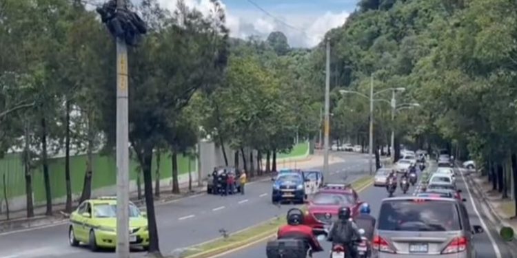 Carril auxiliar temporal habilitado en bulevar Lourdes para mitigar congestión vehicular