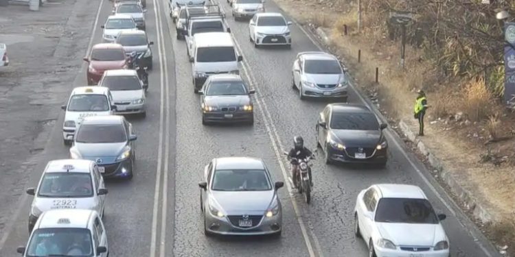 Carriles reversibles seguirán operando pese a la baja en el tránsito por el fin del ciclo escolar