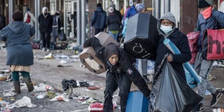 Casi 120 personas han muerto en saqueos y disturbios en Sudáfrica