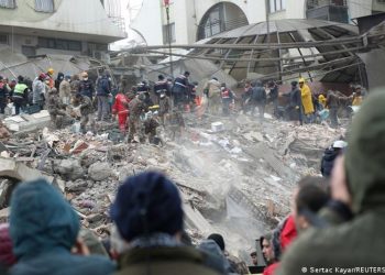Casi 2.300 personas mueren en terremoto en Turquí­a y Siria