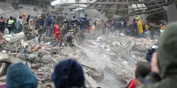 Casi 2.300 personas mueren en terremoto en Turquí­a y Siria