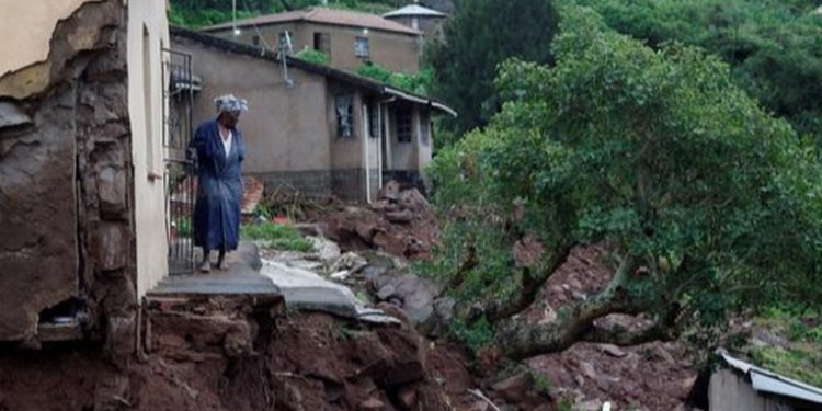 Casi 260 personas han muerto por inundaciones en Sudáfrica