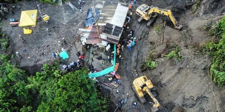 Casi 30 personas mueren en deslizamiento de tierra en Colombia