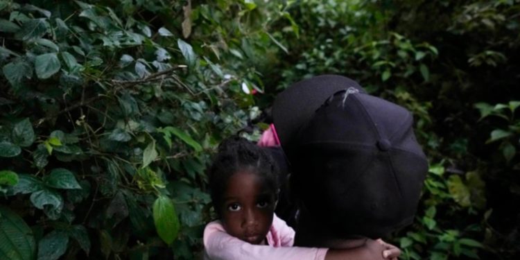 Casi 60.000 personas cruzaron irregularmente el Darién en octubre