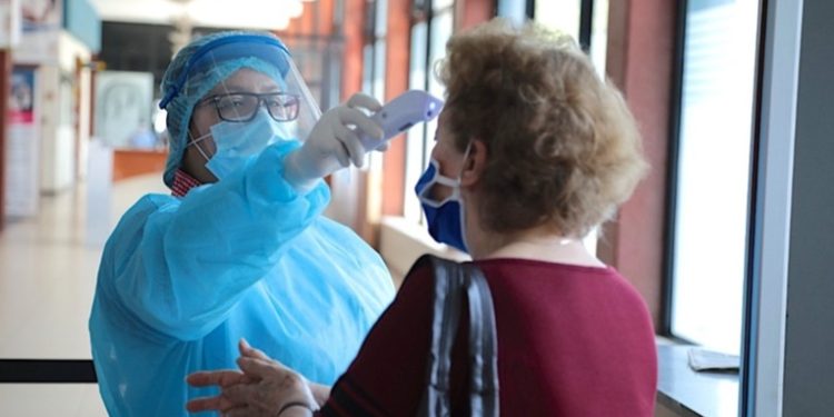 Casos positivos de COVID-19 continúan arriba de 6 mil diarios