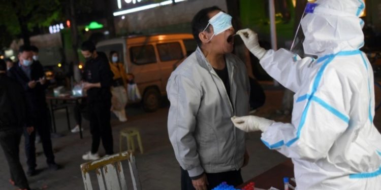 Casos y muertes por COVID-19 bajan en Latinoamérica, pero suben en EEUU y Canadá