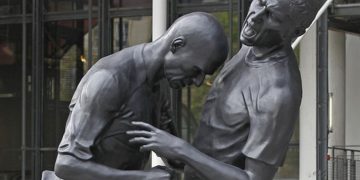 Catar reinstalará en un museo del deporte una polémica estatua sobre el cabezazo de Zidane (FOTO)