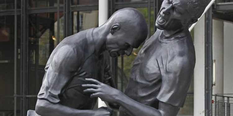 Catar reinstalará en un museo del deporte una polémica estatua sobre el cabezazo de Zidane (FOTO)