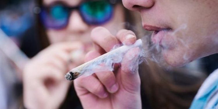 ¿Causa la marihuana depresión en los adolescentes?