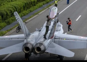 Cazas realizan maniobras aéreas en las autopistas de Suiza